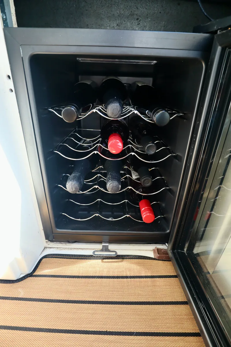 Slide: The Image of Wine cooler on Sea Ray Sundancer 460 yacht, year 1999. - 41