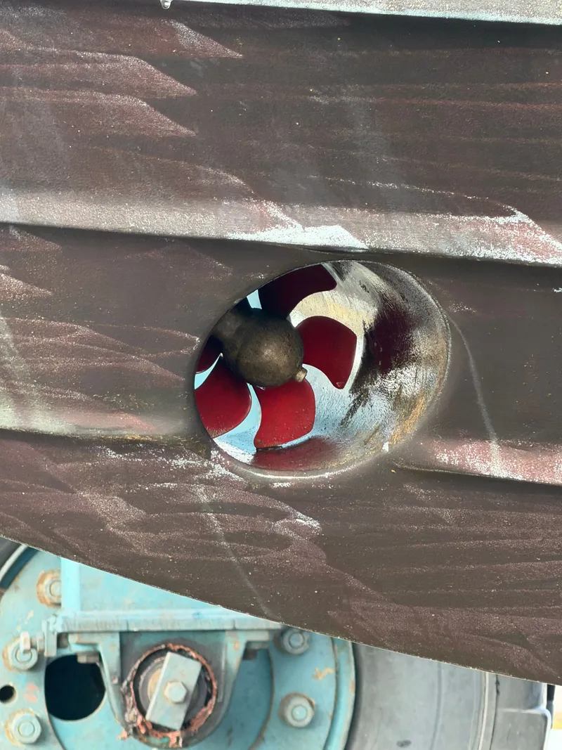 Slide: The Image of Bow thruster of a 1999 Sea Ray Sundancer 460 boat. - 46