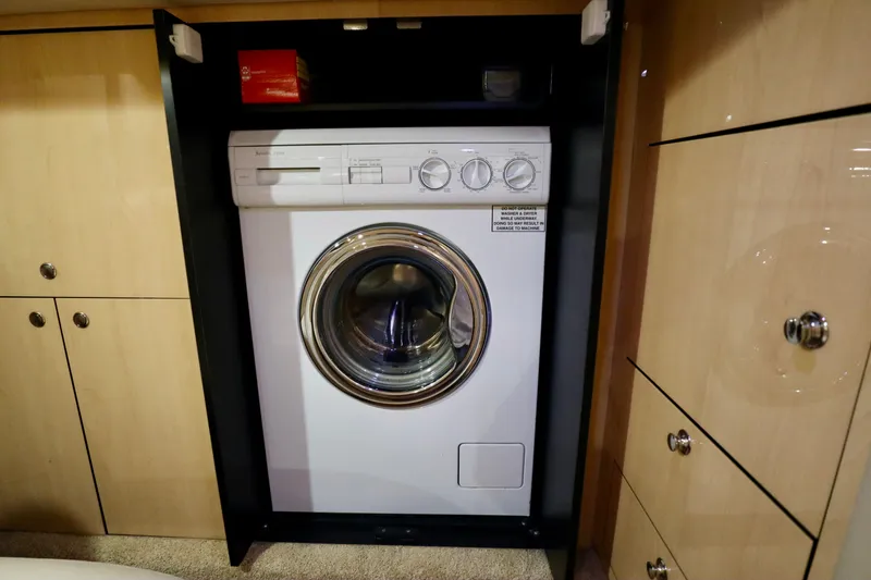 Slide: The Image of Washing machine in a 1999 Sea Ray Sundancer 460 yacht. - 10