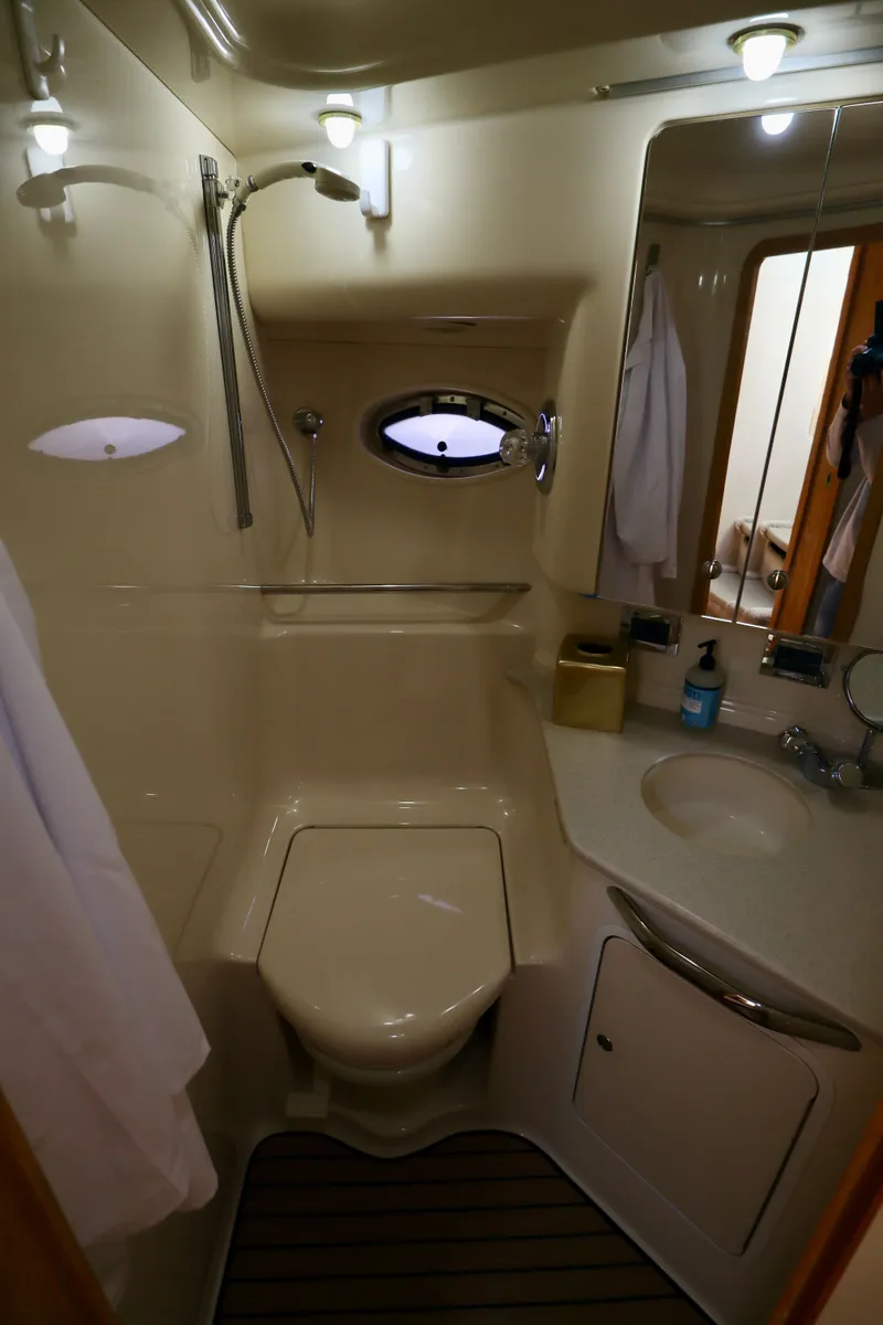 Slide: The Image of Bathroom of 1999 Sea Ray Sundancer 460 yacht. - 11