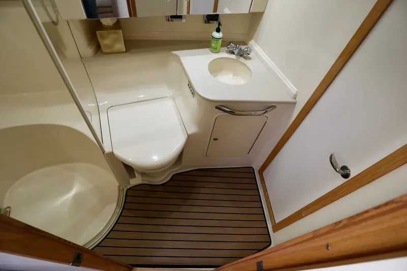 Slide: The Image of Bathroom of the 1999 Sea Ray Sundancer 460 yacht. - 18