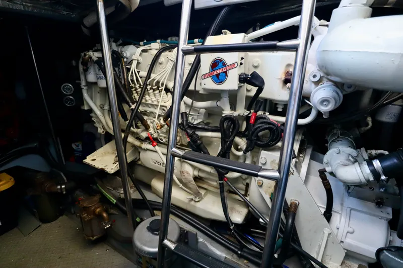 Slide: The Image of 1999 Sea Ray Sundancer 460 engine room with Volvo Penta engine. - 43