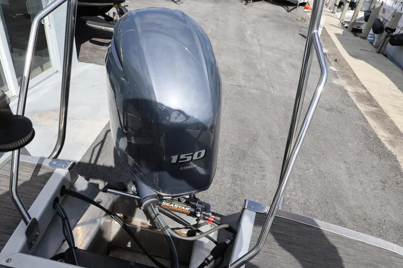 Slide: The Image of 2020 Bennington SX 22 SSRX with Yamaha 150 outboard motor, docked on a sunny day. - 15