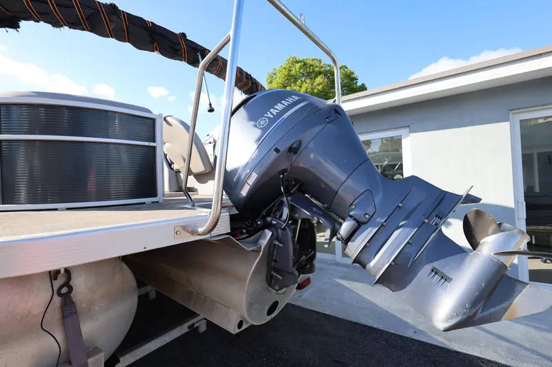 Slide: The Image of 2020 Bennington SX 22 SSRX pontoon boat with Yamaha outboard motor. - 5