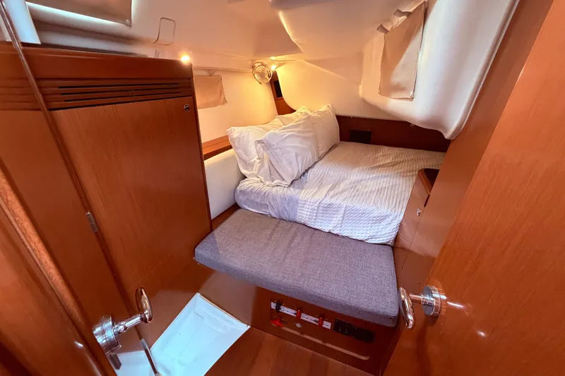 Slide: The Image of Aft cabin on starboard side - 73