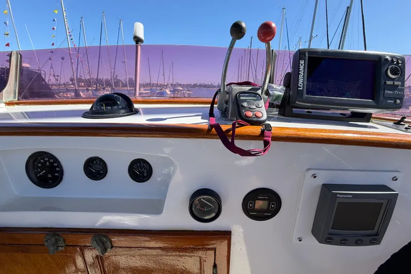 Slide: The Image of Control panel of a 1982 Lien Hwa 31 boat with navigation instruments. - 20