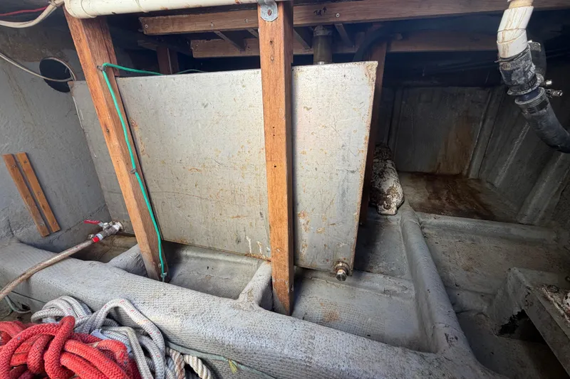 Slide: The Image of 1982 Lien Hwa 31 boat interior showing storage compartment and ropes. - 69