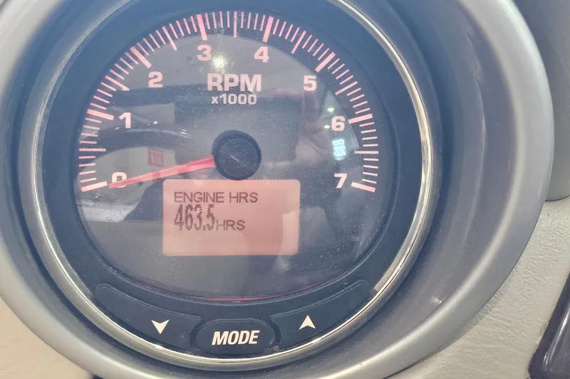 Slide: The Image of RPM gauge of 2014 Crownline 255 SS showing 463.5 engine hours. - 28