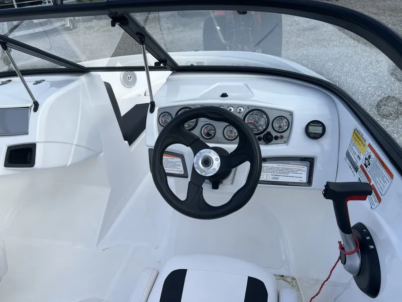 Slide: The Image of Tahoe 185 S 2023 - 11