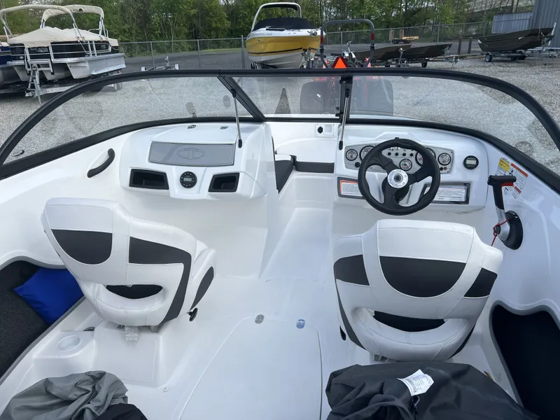 Slide: The Image of Tahoe 185 S 2023 - 5