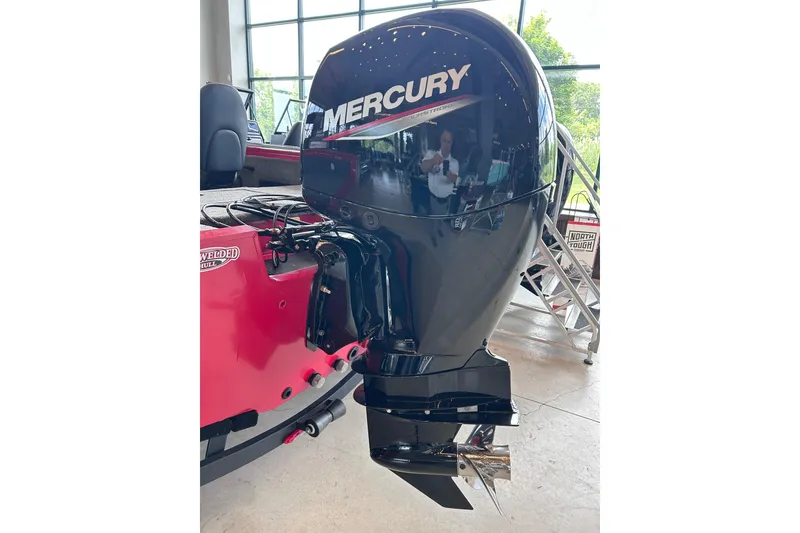 Slide: The Image of 2026 Tracker Targa V-18 Combo with Mercury outboard motor in showroom. - 10