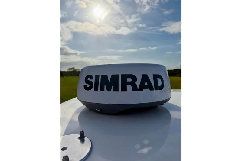 Slide: The Image of Simrad radar on 2009 SeaHunter 29 Center Console under a sunny sky. - 15