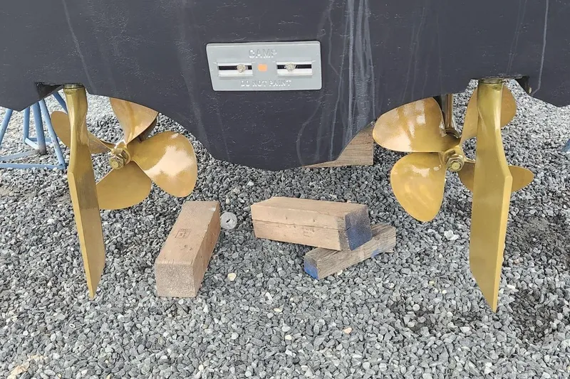 Slide: The Image of Propellers of 2005 Cruisers Yachts 375 Motoryacht on gravel with wooden blocks. - 31