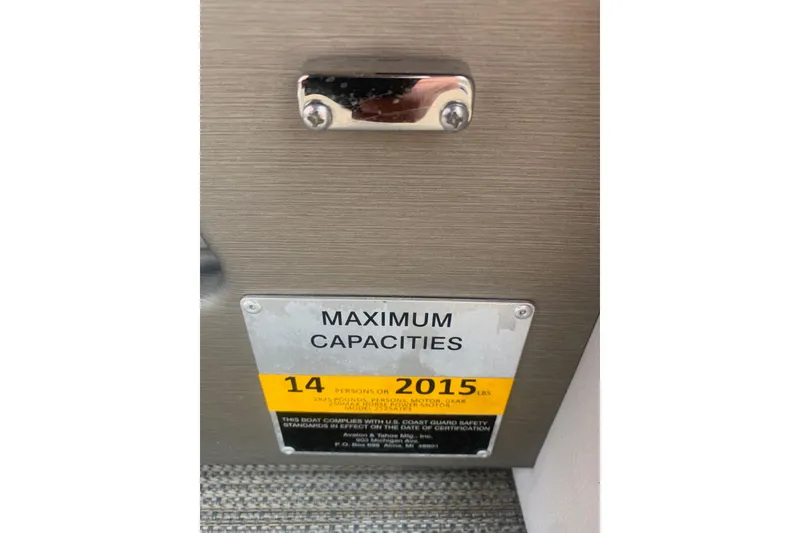 Slide: The Image of 2015 Avalon Windjammer Elite boat capacity plate, maximum 14 persons or 2015 lbs. - 22