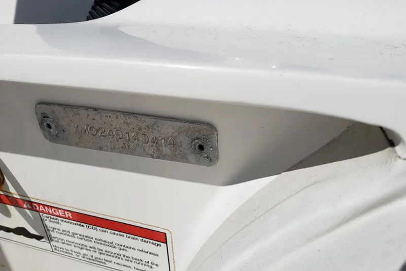 Slide: The Image of 2004 Sea Ray 550 Sundancer hull identification number and safety warning label. - 101