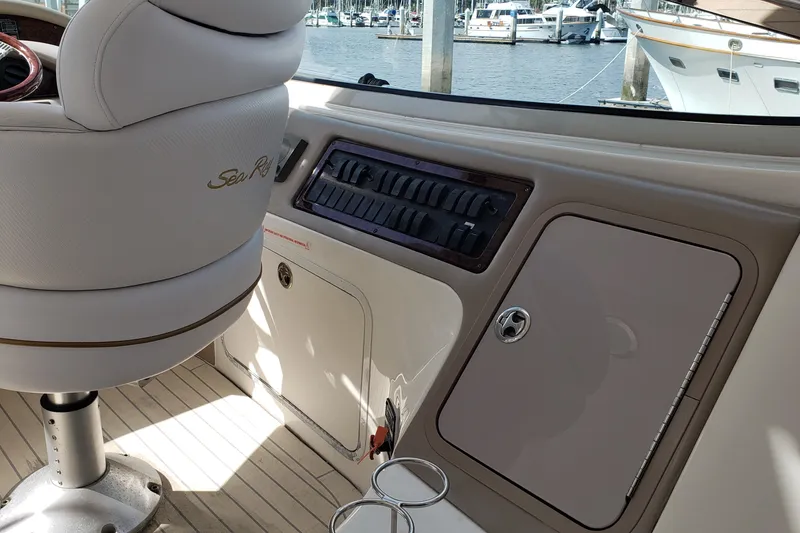 Slide: The Image of Interior of 2004 Sea Ray 550 Sundancer yacht with helm seat and control panel. - 16