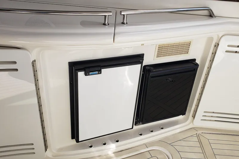 Slide: The Image of 2004 Sea Ray 550 Sundancer yacht with built-in refrigerator and storage compartments. - 27