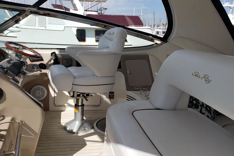 Slide: The Image of Interior of 2004 Sea Ray 550 Sundancer yacht with white leather seating. - 8