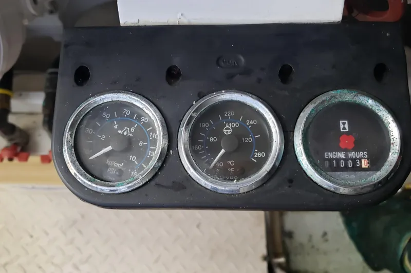 Slide: The Image of Gauges on a 2004 Sea Ray 550 Sundancer showing pressure, temperature, and engine hours. - 92