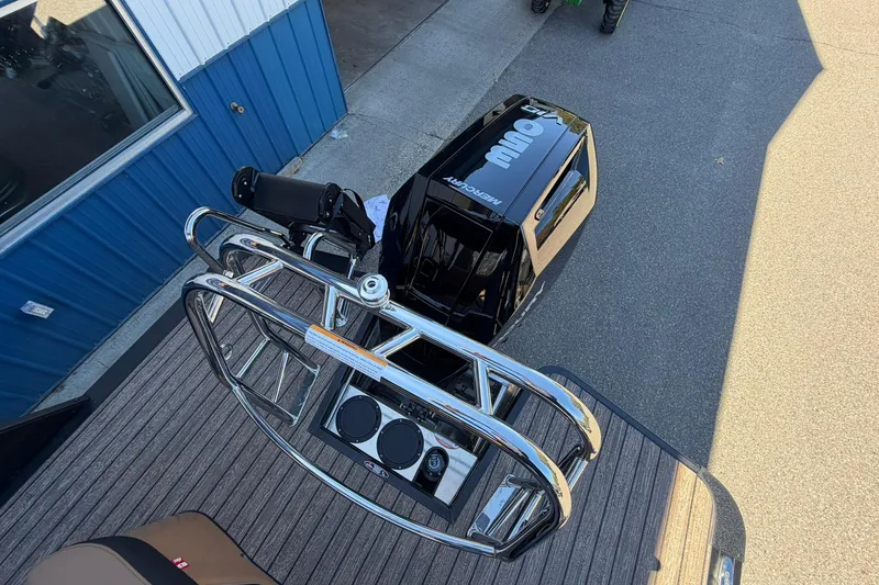 Slide: The Image of Top view of 2026 Harris Grand Mariner 250 SL boat with Mercury engine. - 22