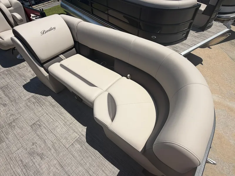 Slide: The Image of Bentley Pontoons Legacy 223 SPORT3 Navigator 2026 - 8