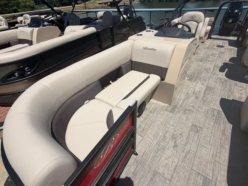 Slide: The Image of Bentley Pontoons Legacy 223 SPORT3 Navigator 2026 - 9