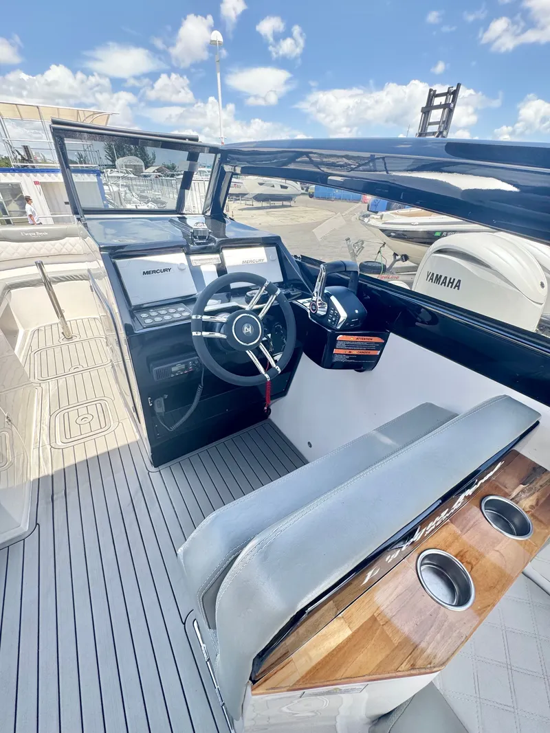 Slide: The Image of Interior of 2024 L'acqua Royale LR280 GRAN CABRIO boat. - 27