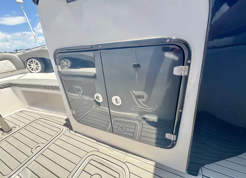 Slide: The Image of L'acqua Royale LR280 GRAN CABRIO 2024, stylish boat cabin. - 31