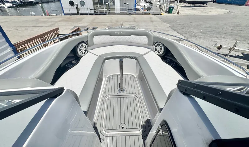 Slide: The Image of Interior of the 2024 L'acqua Royale LR280 GRAN CABRIO boat. - 32