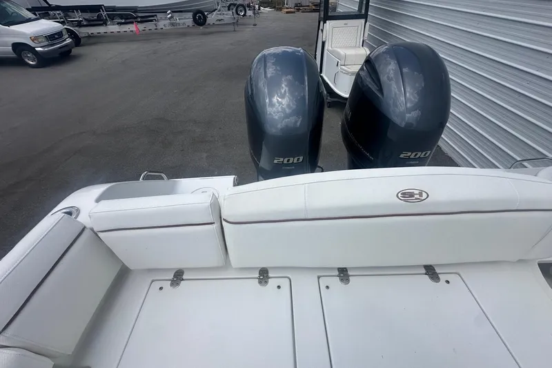 Slide: The Image of 2019 Sea Hunt Ultra 275 SE boat with dual 200 horsepower engines. - 6