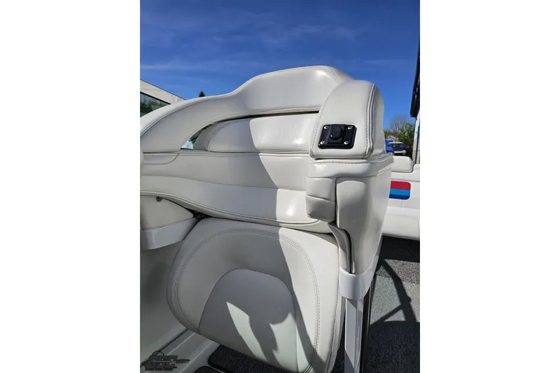 Slide: The Image of 2001 Formula 382 FASTech boat seat with white leather upholstery and control panel. - 79