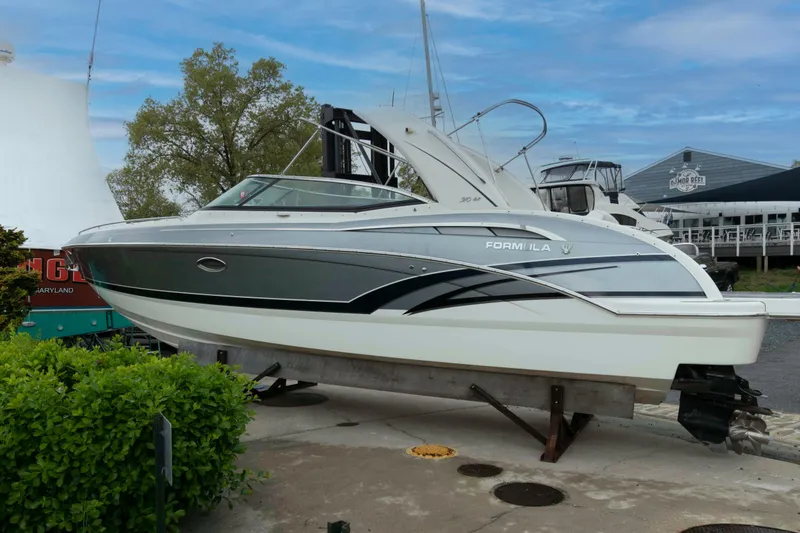 The Image of 2016 Formula 310 Bowrider boat on display, dockside with clear skies. - 0