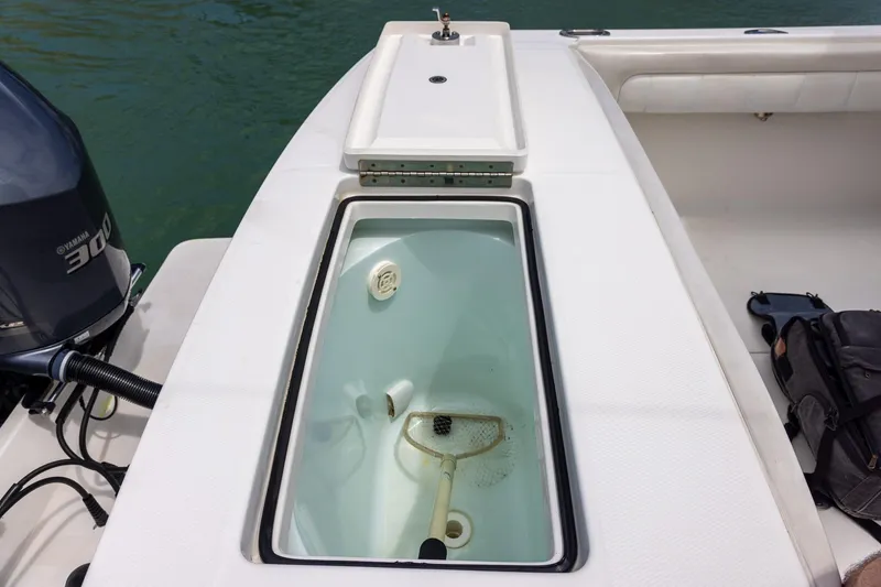 Slide: The Image of Livewell on 2018 Regulator 28 boat with Yamaha 300 engine. - 12