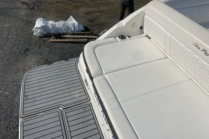 Slide: The Image of 2019 Sea Ray SDX 250 boat with white seating and gray deck flooring. - 14