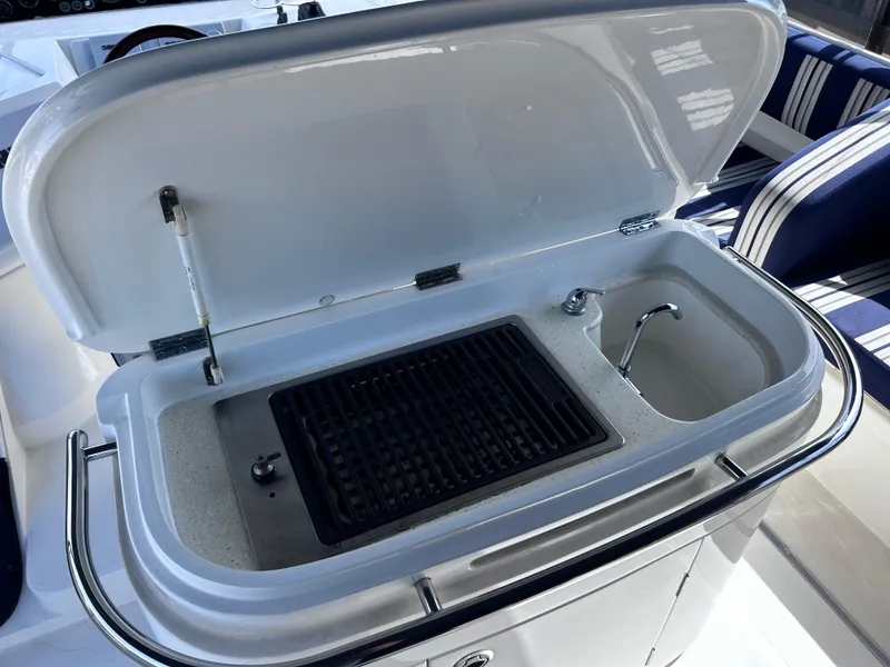 Slide: The Image of Outdoor grill and sink on 2006 Viking Princess 61 Flybridge yacht. - 32