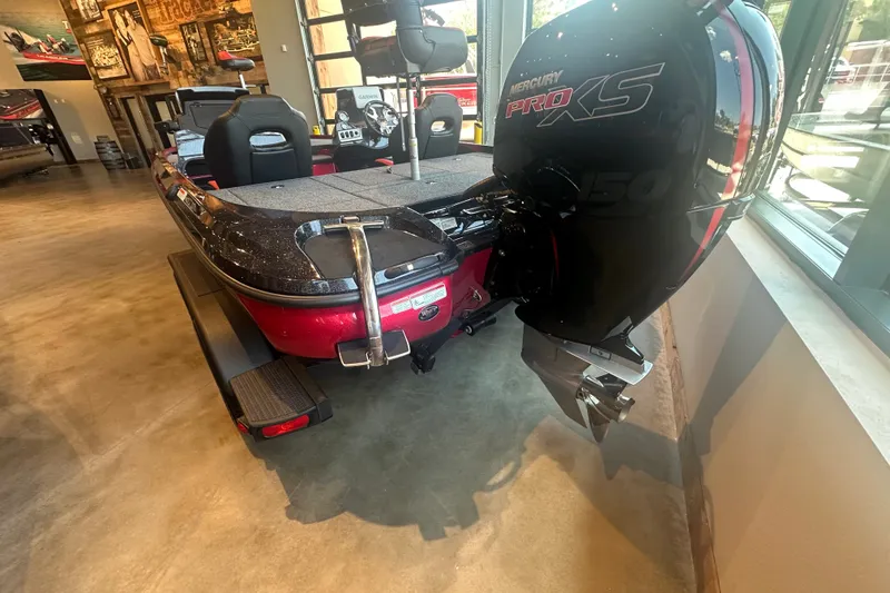 Slide: The Image of 2025 Nitro Z18 Pro boat with Mercury Pro XS engine in showroom. - 15