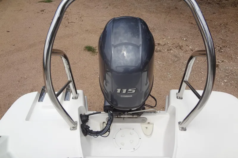 Slide: The Image of 2022 Hurricane SunDeck Sport 185 OB with Yamaha 115 outboard motor, rear view. - 30