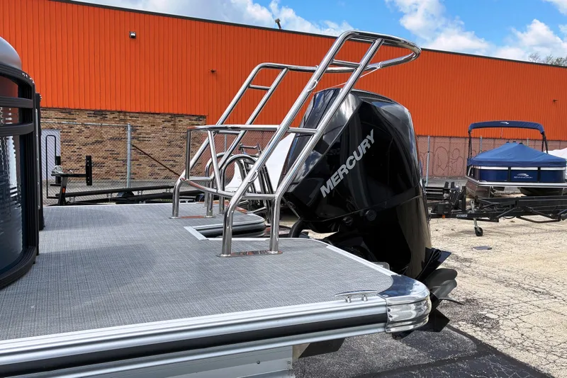 Slide: The Image of 2025 Crest CLASSIC 220 SLC boat with Mercury engine and stainless steel ladder. - 4