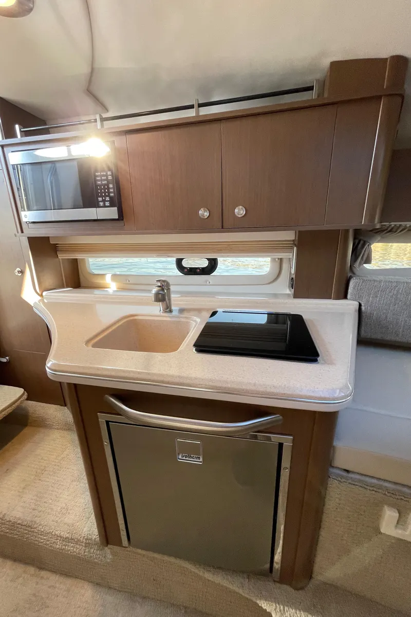 Slide: The Image of Kitchenette in a 2015 Sea Ray Sundancer 280 yacht. - 20
