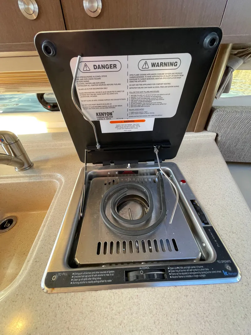 Slide: The Image of Sea Ray Sundancer 280 kitchen area with stove, year 2015. - 21