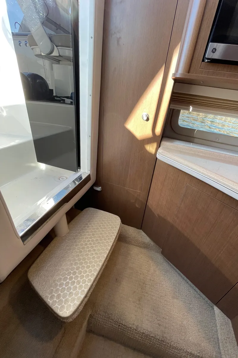 Slide: The Image of Interior of 2015 Sea Ray Sundancer 280 yacht. - 31