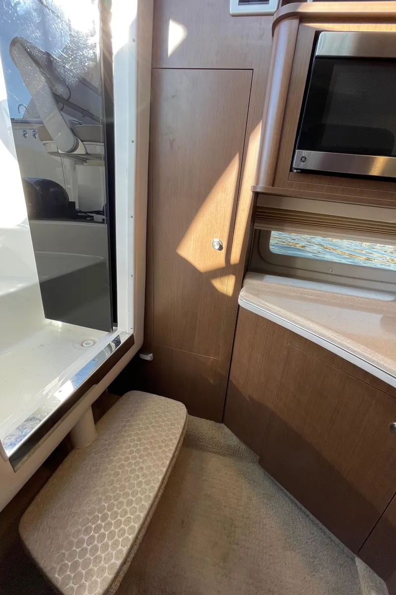 Slide: The Image of Interior of 2015 Sea Ray Sundancer 280 yacht. - 32