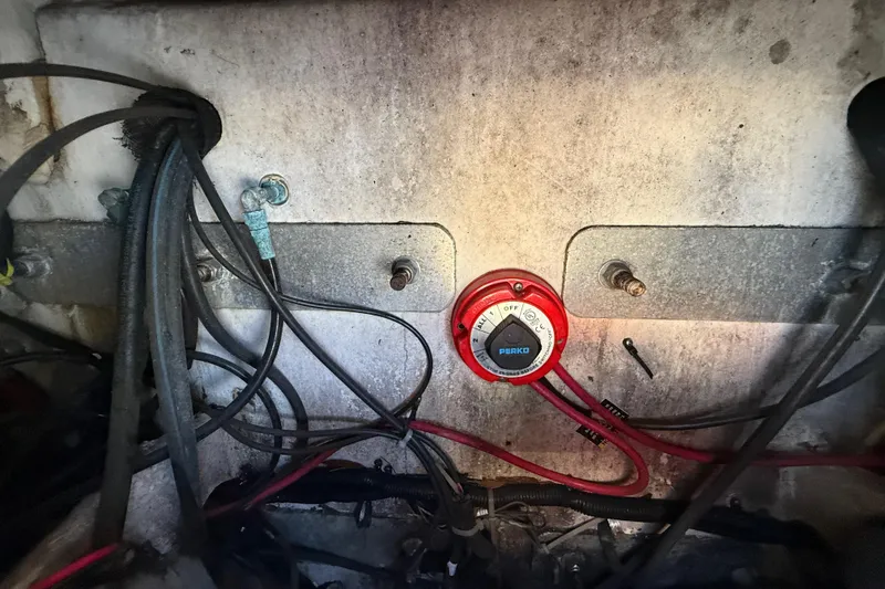 Slide: The Image of Electrical wiring and Perko switch in 2000 Sport-Craft 241 Walk Around boat. - 106