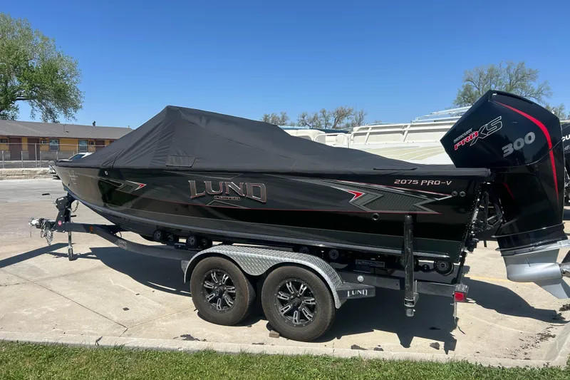 Slide: The Image of 2021 Lund 2075 Pro-V Limited boat with cover and Mercury Pro XS 300 engine. - 9
