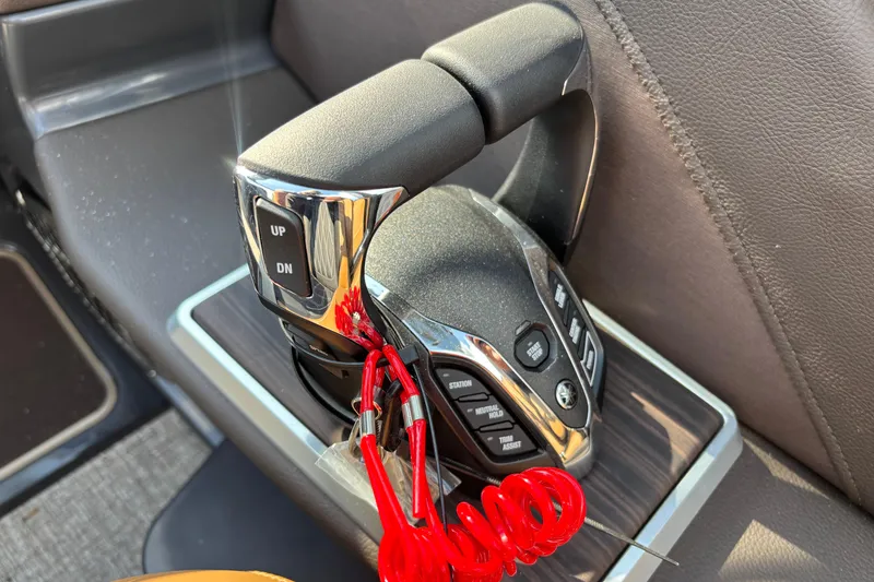 Slide: The Image of Throttle control of Bennington 27 QXFBWA T2 boat, year 2026. - 15