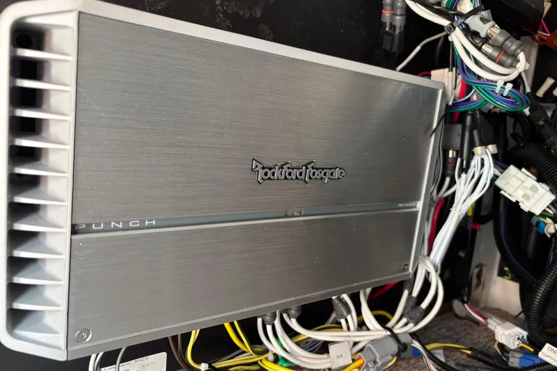 Slide: The Image of Rockford Fosgate amplifier in Bennington 27 QXFBWA T2 boat, year 2026. - 24