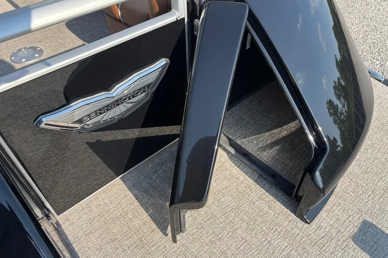 Slide: The Image of Bennington 27 QXFBWA T2 boat, detail view, 2026 model. - 25