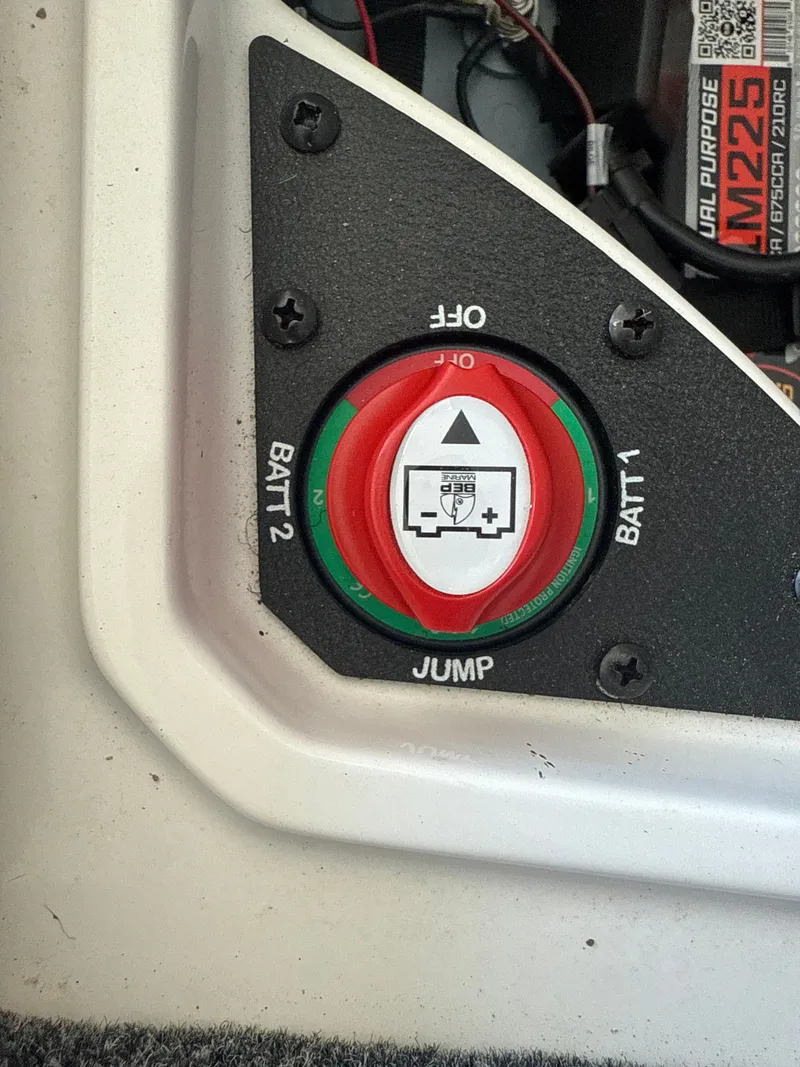 Slide: The Image of Battery switch in Vexus VXs21 boat, model year 2025. - 43