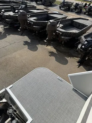Slide: The Image of Veranda Vr235rcp 2026 boats in a parking lot with outboard motors. - 29
