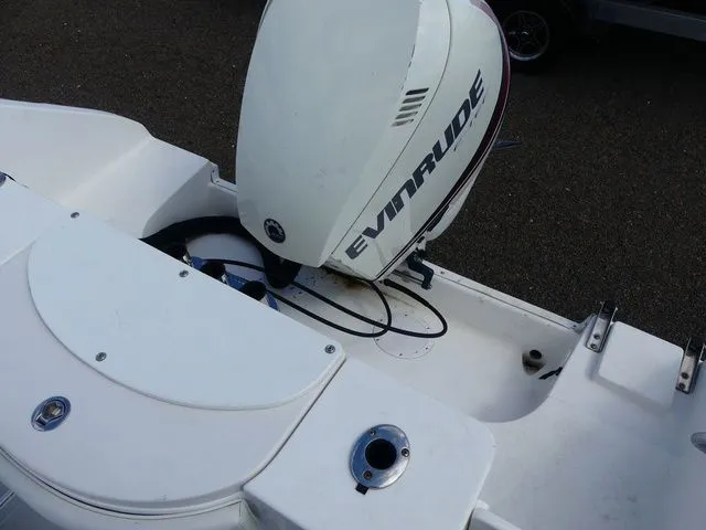 Slide: The Image of Seaswirl 2601 Walkaround 2009 - 19